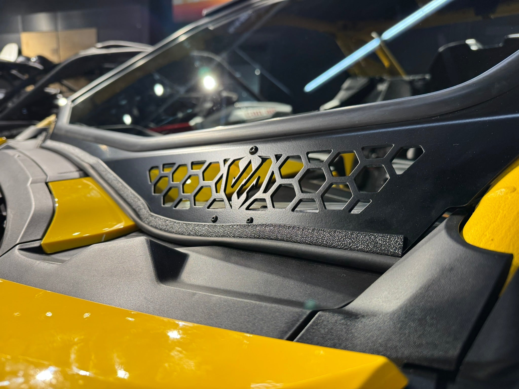 Maverick "R" Vented Glass Windshield with Wipers